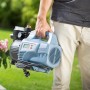 Mann trägt blauen Hauswasservollautomat HWA 4100 für Gartenbewässerung.