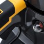 Detailaufnahme: Stiga CS 750 Benzin-Kettensäge mit Primer für leichten Start.