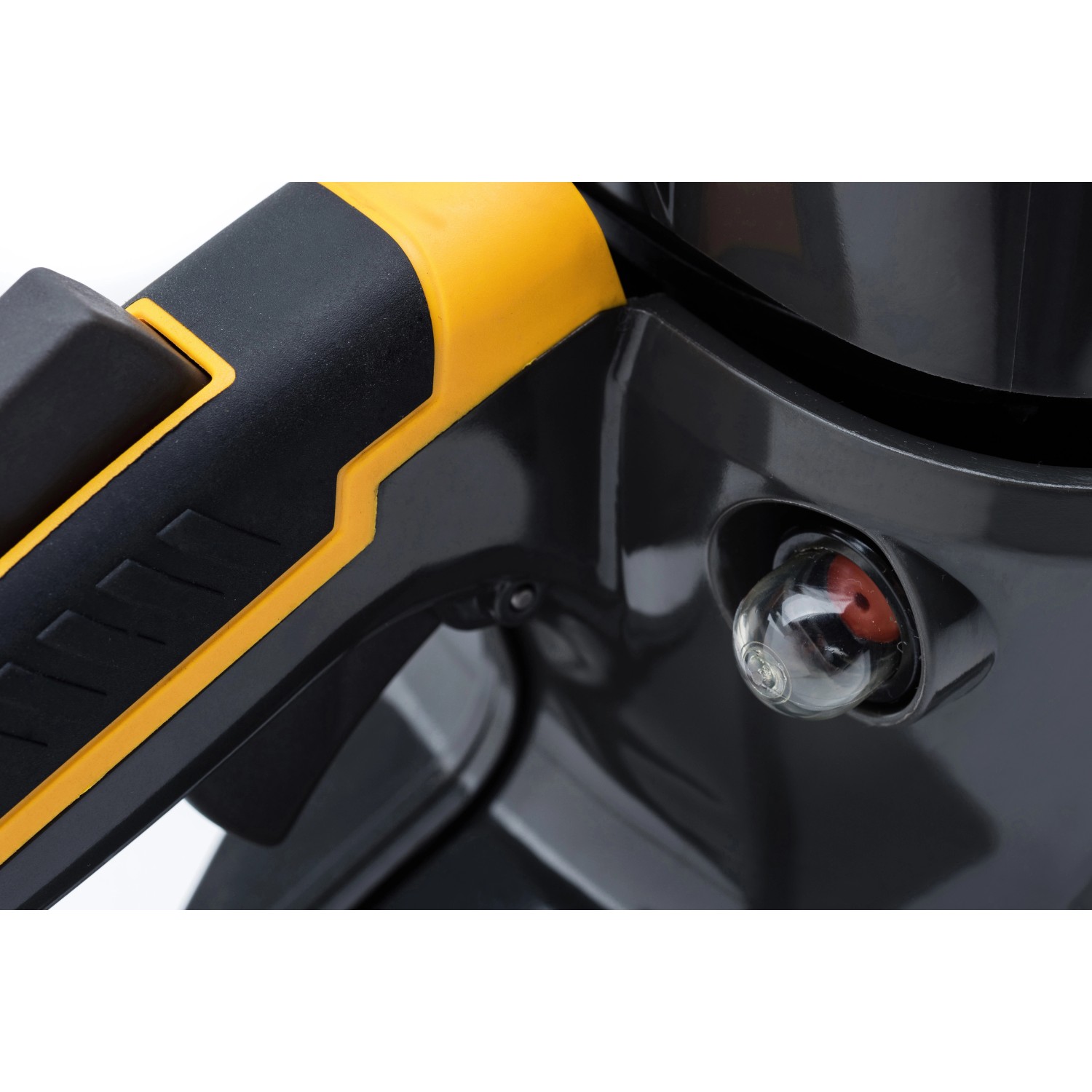Detailaufnahme: Stiga CS 750 Benzin-Kettensäge mit Primer für leichten Start.