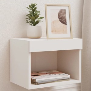 Weißer Wand-Nachttisch mit LED-Beleuchtung, inklusive Deko und Zeitschriften.