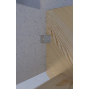 Detailaufnahme: StarWood Treppe Korfu, Fichte, mit Edelstahl-Geländerbefestigung.