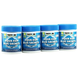 Vier Thetford Aqua Kem Blue Sachets in weißen Dosen mit blauen Deckeln. Fäkalientank-Reinigung für Camping & Zubehör.