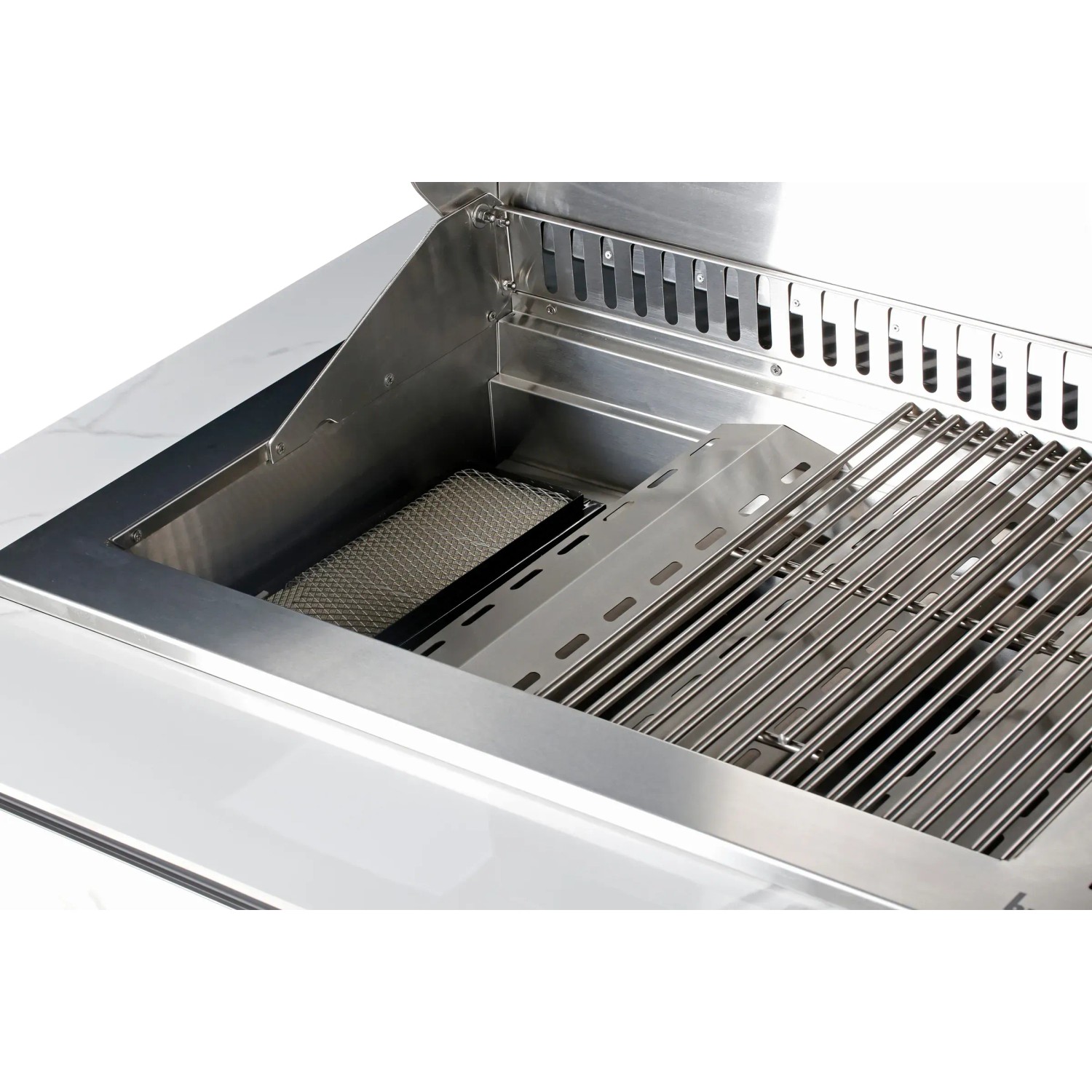 Detailaufnahme: Edelstahl-Grillrost und Plancha-Platte der Buschbeck Outdoorküche Sheffield.