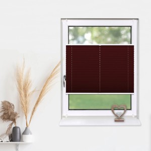 Weinrotes Deco-Raum Plissee Basic 60x150 cm am Fenster, blickdicht und ohne Bohren montiert.