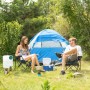 Weißer Relaxdays 25 l Kunststoff Wasserkanister mit grünem Hahn im Camping-Einsatz. Paar entspannt vor blauem Zelt.
