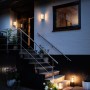 Philips Hue Impress LED-Wandleuchte und Sockelleuchte beleuchten Hauseingang und Garten.