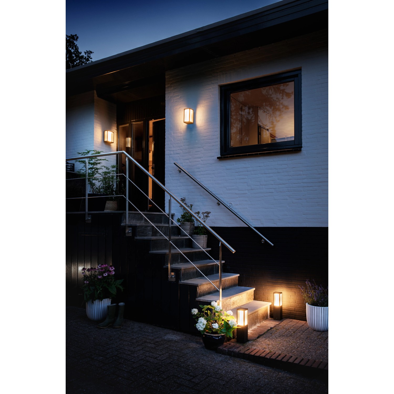 Philips Hue Impress LED-Wandleuchte und Sockelleuchte beleuchten Hauseingang und Garten.