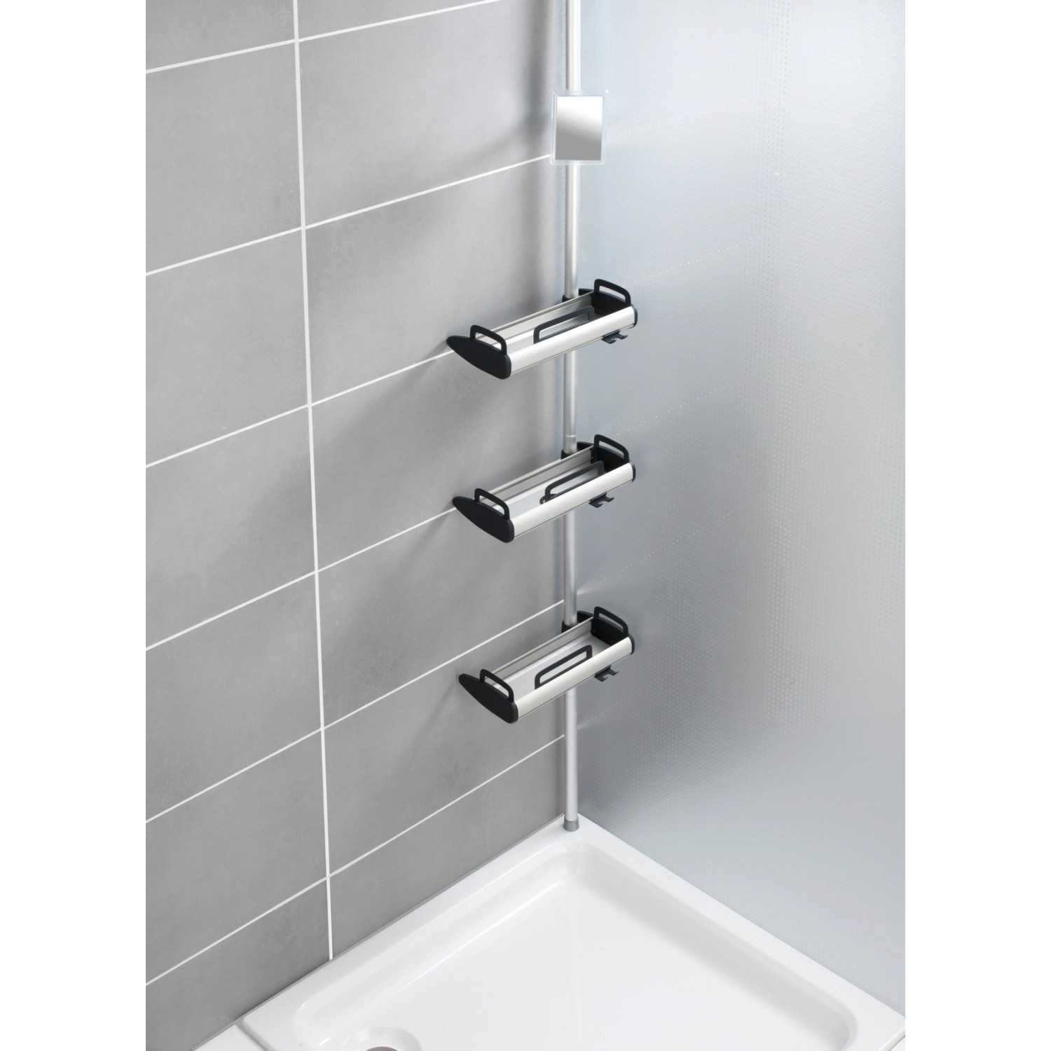 Wenko Teleskop Duschregal Line aus Aluminium mit drei Ablagen in Dusche.
