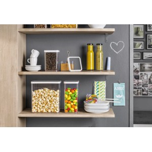 Quadratische, transparente Rotho Vorratsdose Loft Premium (1 l) mit weißem Deckel im Regal.