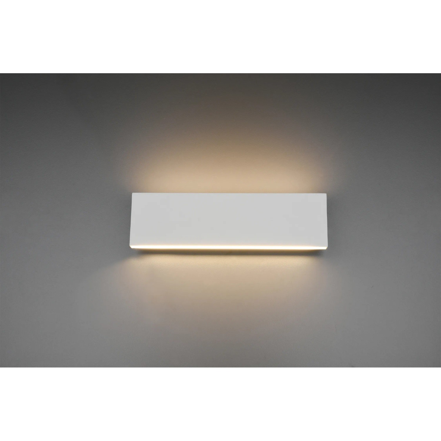 Weiße, 2-flammige Trio LED-Wandlampe Concha mit warmweißem Licht an grauer Wand.