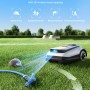 Ecovacs Goat O800 Mähroboter umfährt Hindernisse wie Igel und Gartenschlauch auf Rasen.