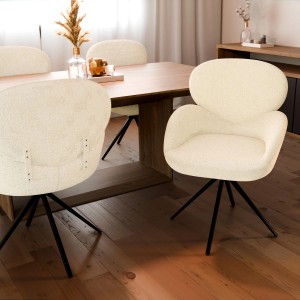 4er Set Juskys Drehstuhl Albano Bouclé Creme mit schwarzem Metallfuß vor Esstisch.