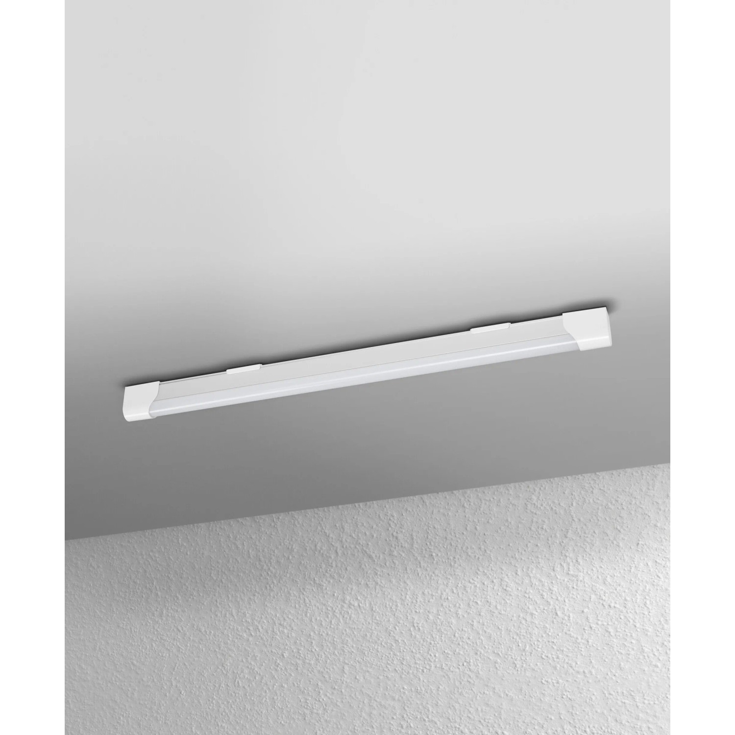 Silberne Ledvance LED-Lichtleiste Value Batten (63,4 cm) an einer Decke montiert.