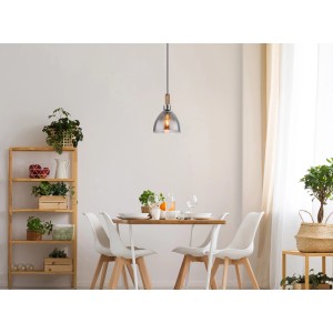 Schwarze Globo Hängeleuchte Mattea, Ø 20 cm, mit rauchfarbenem Glasschirm über Esstisch.