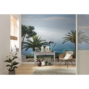 Vlies Fototapete Paradise View (450x280 cm) mit Palmen, Meer und Segelboot im Wohnraum.
