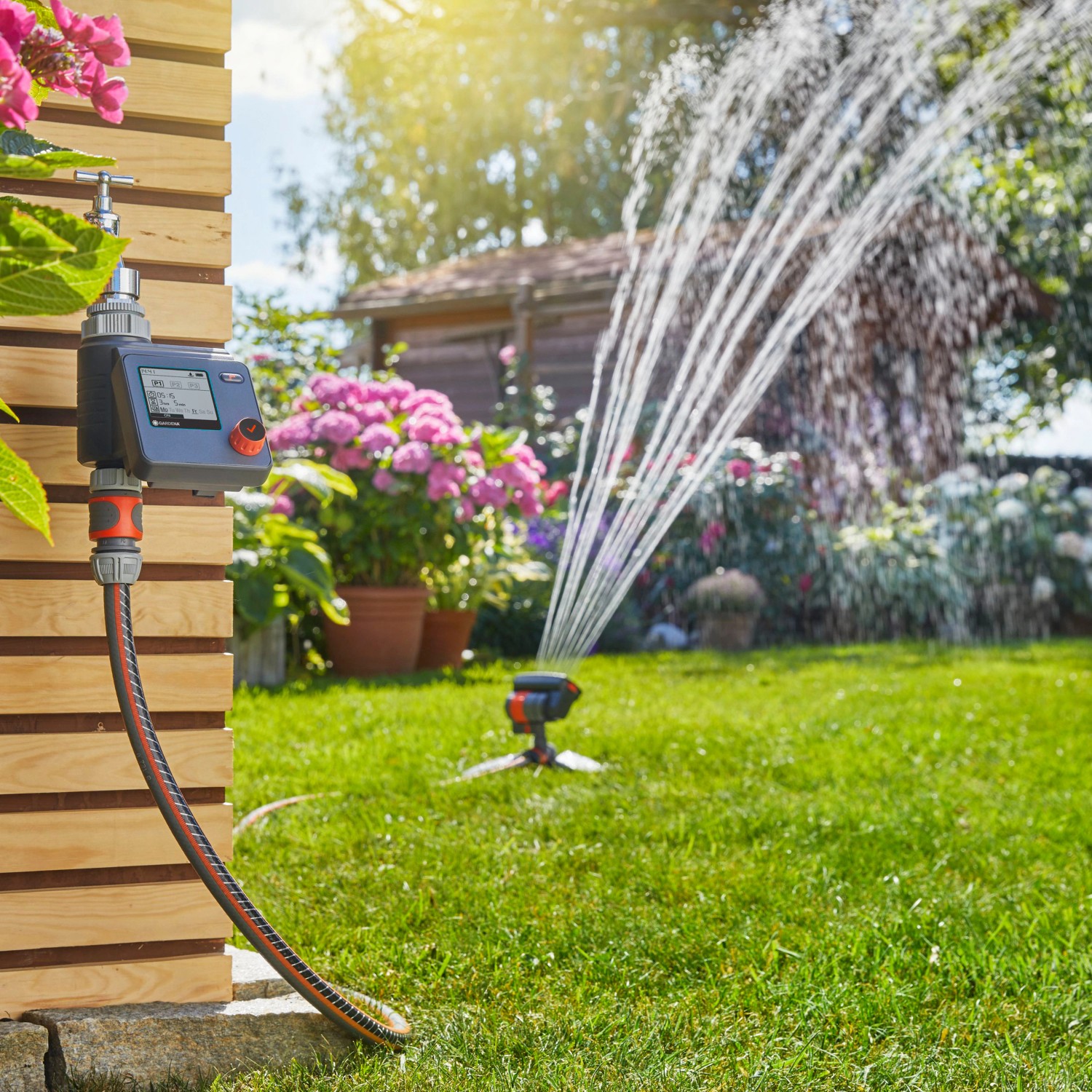 Gardena Bewässerungscomputer Select mit Rasensprenger im Garten, automatische Gartenbewässerung.