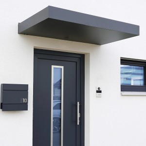 Modernes Gutta Rechteckvordach BS 160x90 cm in Anthrazit über einer Haustür.