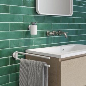 Weißer, 2-armiger Tiger Urban Handtuchhalter mit Handtuch im Badezimmer.