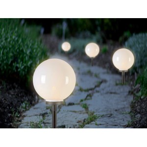 Kugel-Deko-Außenleuchte Moneglia, E27, 40W, Ø 30cm, entlang eines Gartenwegs.