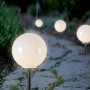 Kugel-Deko-Außenleuchte Moneglia, E27, 40W, Ø 30cm, entlang eines Gartenwegs.