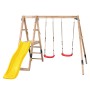 Swing King Schaukel Ava mit gelber Rutsche und zwei roten Schaukelsitzen aus Holz.