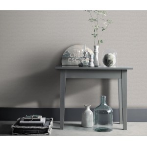 Vliestapete Martinique Colour Passion in Taupe von Erismann mit Textilstruktur an Wand.