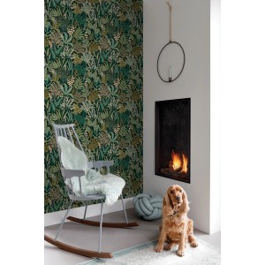 ESTAhome Vliestapete mit grünen tropischen Blättern und Blüten. Wohnzimmer mit Schaukelstuhl, Kamin, Hund.