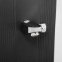 Detailaufnahme: Schwarze Steinbach Solardusche Slim Line Deluxe mit Chrom-Mischbatterie.
