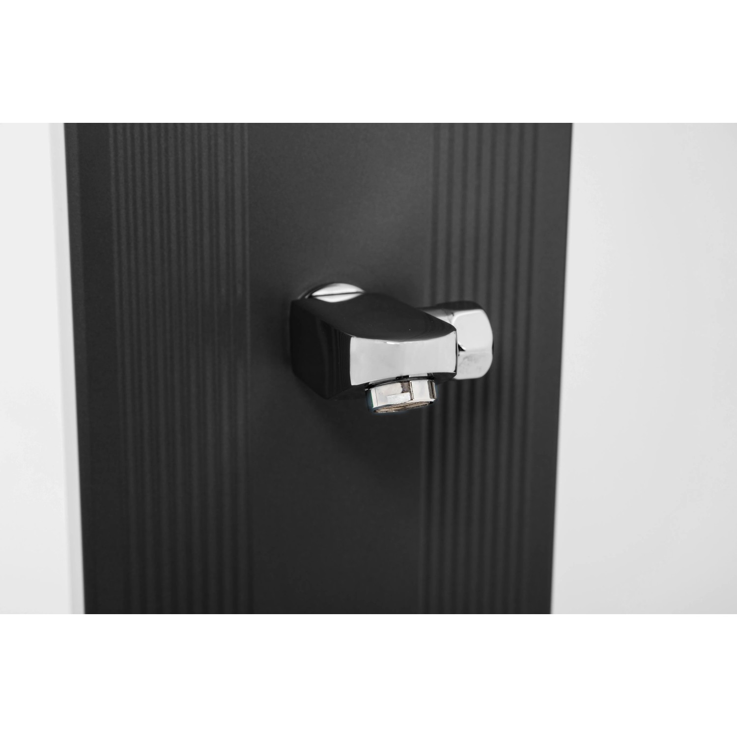 Detailaufnahme: Schwarze Steinbach Solardusche Slim Line Deluxe mit Chrom-Mischbatterie.