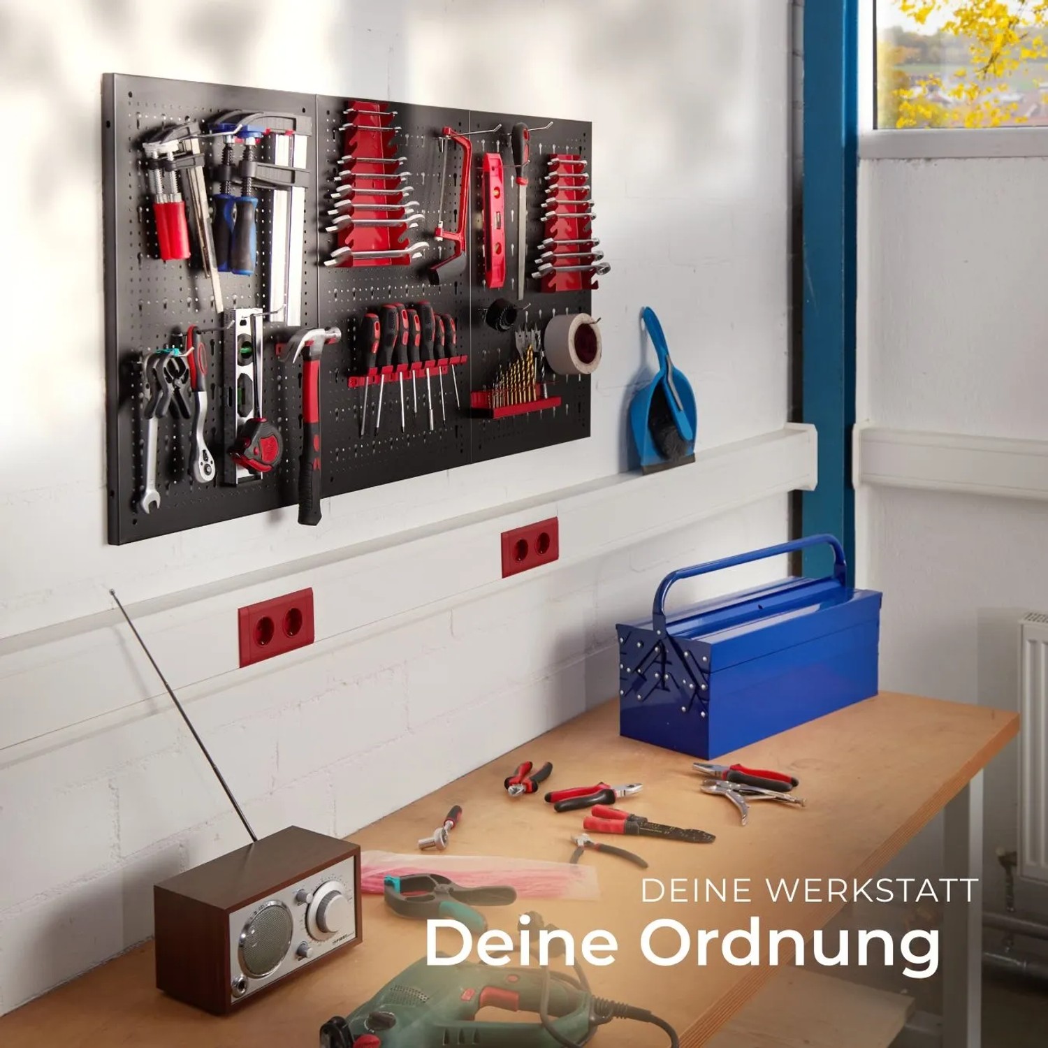 Tectake Werkzeuglochwand, dreiteilig, mit Werkzeugen an einer Werkbank.