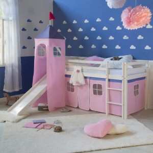 Weißes Kinderhochbett 90x200 mit rosa Vorhang, Rutsche und Turm. Massives Kiefernholz Abenteuerbett für Spiel und Schlaf.