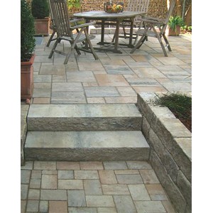 Diephaus Blockstufe Maximo Muschelkalk, 112,5 cm breit, auf einer Terrasse mit passenden Pflastersteinen.