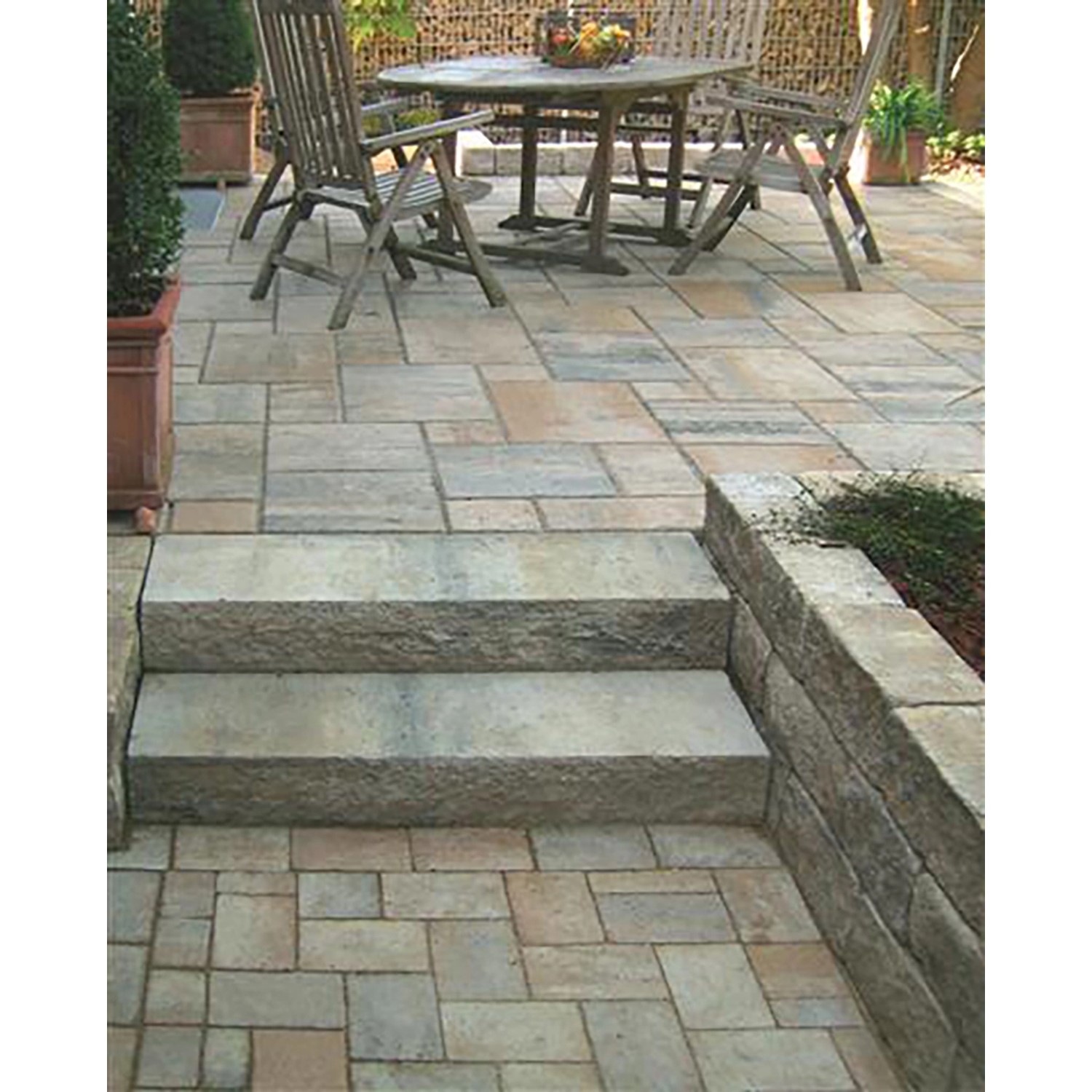 Diephaus Blockstufe Maximo Muschelkalk, 112,5 cm breit, auf einer Terrasse mit passenden Pflastersteinen.