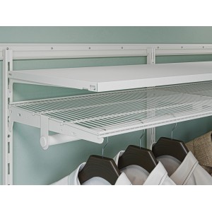 Weisse Metall Wandschiene (200 cm) mit Regalböden und Kleiderstange zur Regalgestaltung.