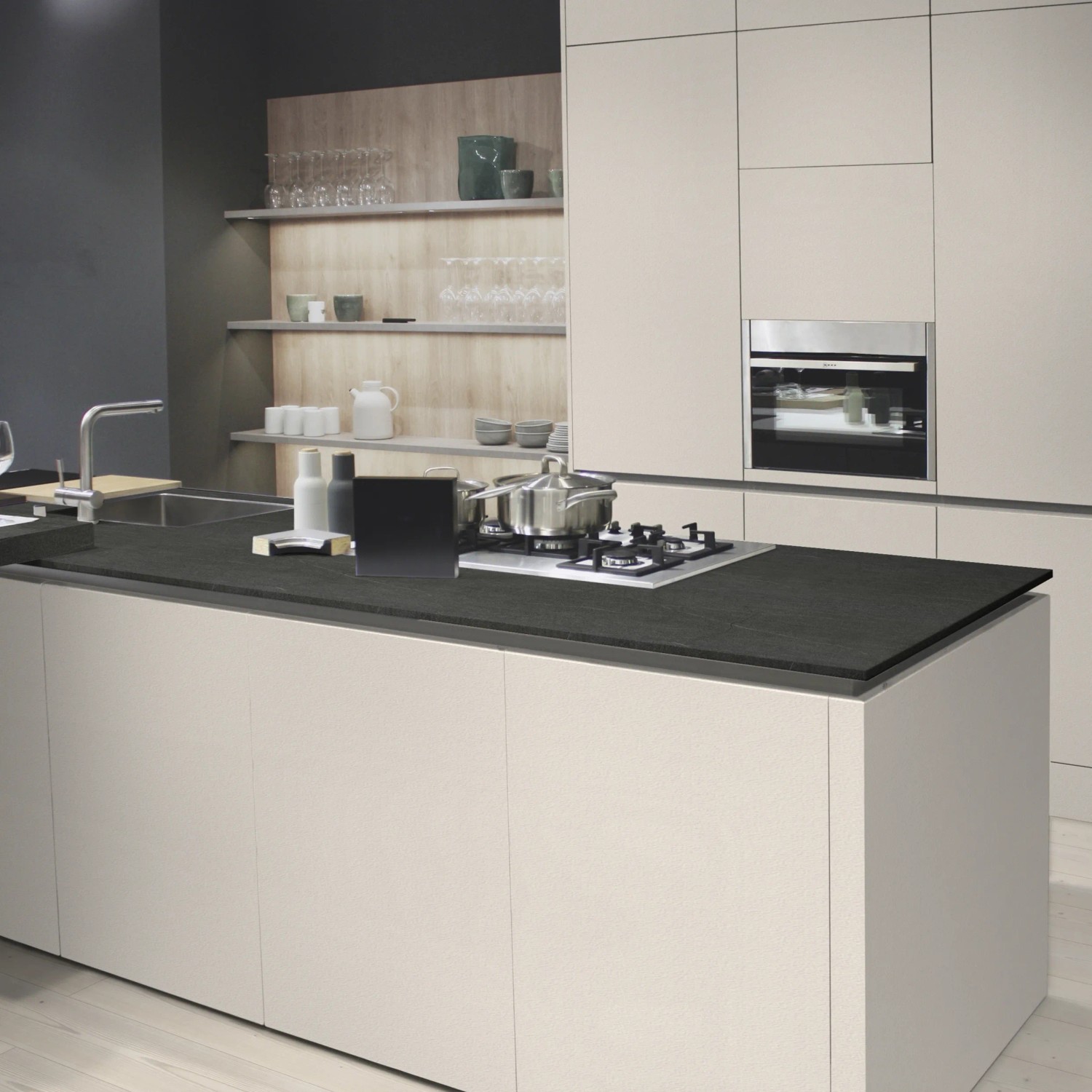 Kaindl Arbeitsplatte Torreano Anthrazit in moderner Küche mit Kochfeld und Spüle.