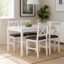 Weißes Esszimmer-Set aus Massivholz im Landhausstil: Tisch und 4 Stühle mit X-Lehne und schwarzen Polstern.