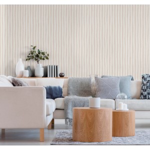 Dekorative Sanders & Sanders Vliestapete mit Crème-Beige Streifen an Wohnzimmerwand. Stilvolle Tapete für modernes Ambiente.