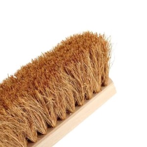Nahaufnahme der braunen Kokosborsten eines 60 cm Saalbesens mit hellem Holzrücken. Ideal für groben Schmutz.