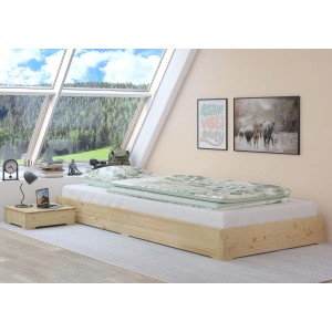 Bettrahmen aus Fichte, geölt, mit Rollrost, 80x200 cm, im Schlafzimmer mit Dachfenster.