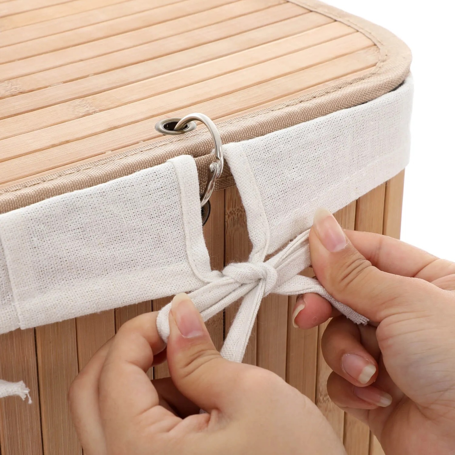 Detailaufnahme: Holzfarbene Songmics Wäschetonne (72 l) mit Deckel und Textil-Innenbeutel wird verschlossen.