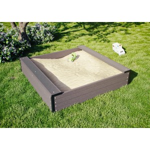 Quadratischer Kiehn-Holz Sandkasten BPC Granit 120x120 cm mit Sitzbrettern im Garten.