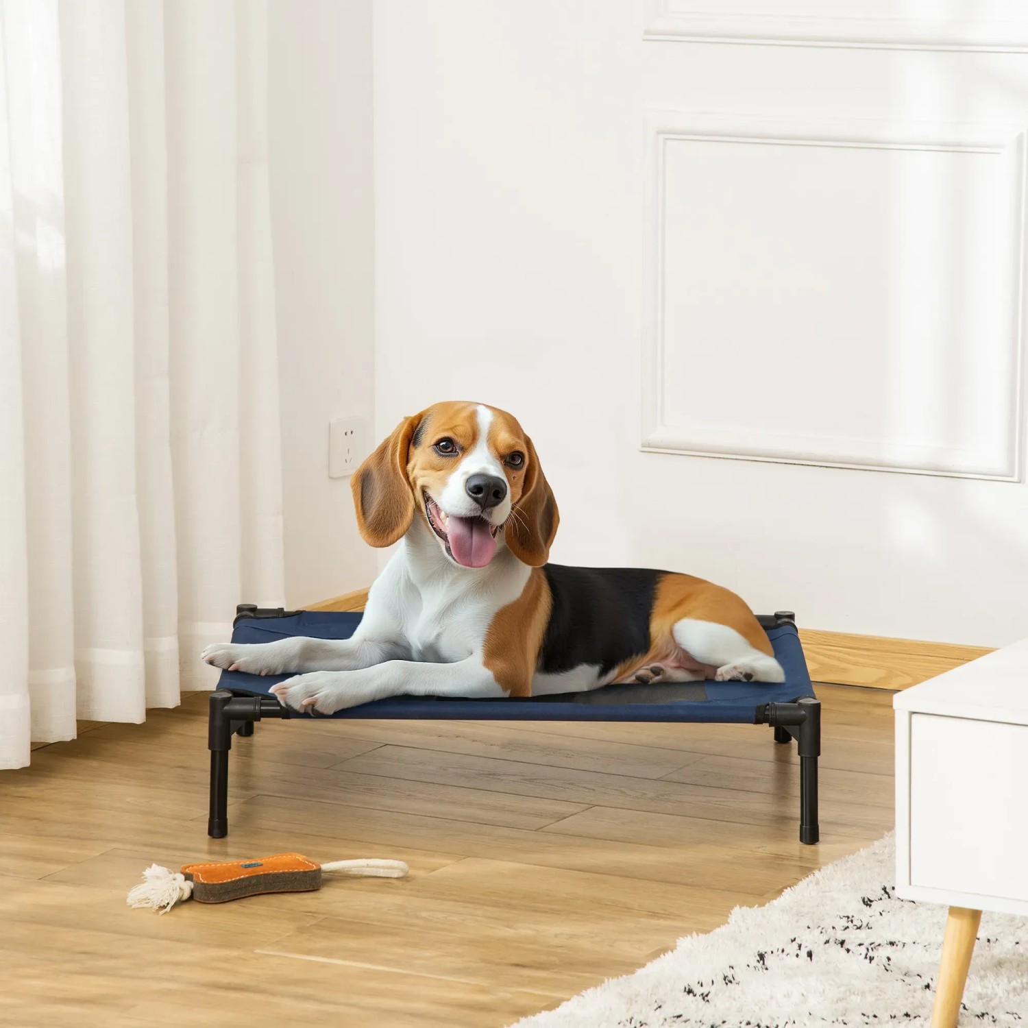 Hund liegt entspannt auf blauem PawHut Hundebett/Hundeliege Outdoor. Ideal für mittelgroße Hunde.