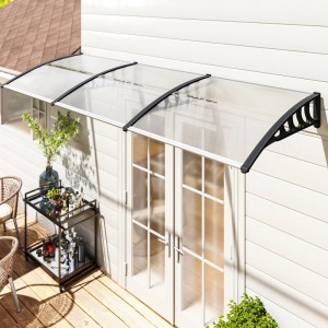 Transparentes Outsunny Pultvordach mit schwarzem Rahmen über einer weißen Haustür. Modernes Fenster-Zubehör mit UV-Schutz.
