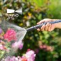 LUX Reinigungsspritz-Set in Aktion: Wasserstrahl aus Gartenspritze für Reinigung oder Bewässerung.