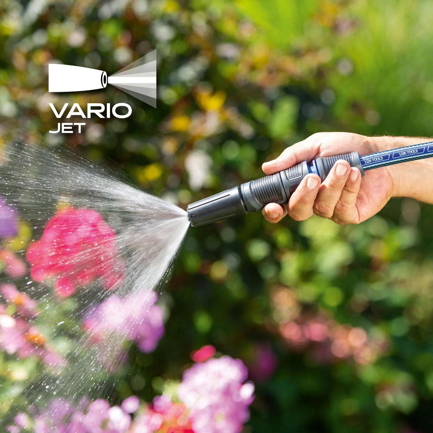 LUX Reinigungsspritz-Set in Aktion: Wasserstrahl aus Gartenspritze für Reinigung oder Bewässerung.
