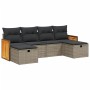 Graue 6-tlg. Garten-Sofagarnitur aus Polyrattan mit Kissen. Gartenmöbel-Set mit Holzarmlehnen und Fußhockern.