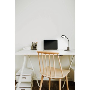 Eglo LED-Tischleuchte Rehamna, schwarz, auf Schreibtisch mit Laptop und Büromaterial.