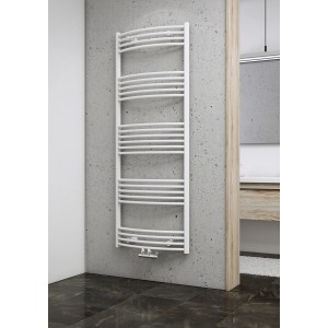 Gebogener, alpinweißer Schulte Design-Heizkörper mit Mittenanschluss (701 W) an grauer Wand.