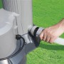 Anschluss der Bestway Solar Poolheizung an eine Filterpumpe. Schlauch wird verbunden.