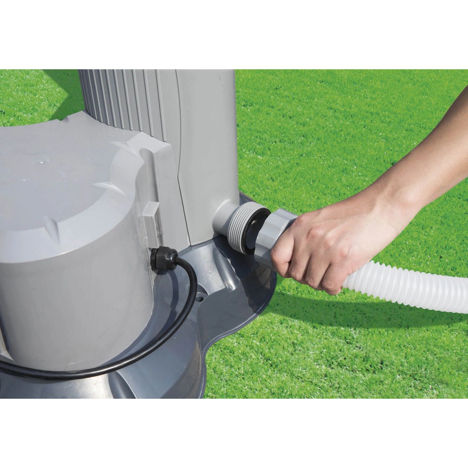 Anschluss der Bestway Solar Poolheizung an eine Filterpumpe. Schlauch wird verbunden.